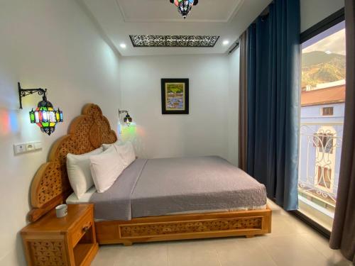 a bedroom with a bed and a window at Dar Syraya in Chefchaouene