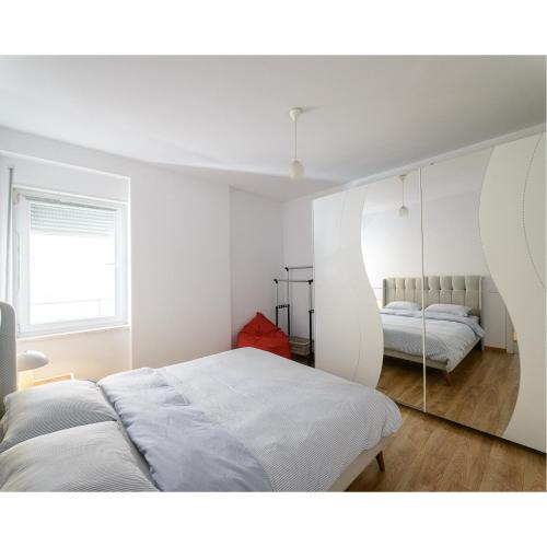 Postel nebo postele na pokoji v ubytování Spike Jonze Apartment