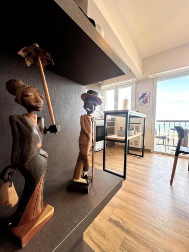 a room with a statue and a mirror on the wall at Amanecer frente al mar in Mar del Plata
