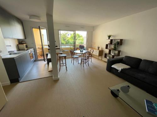 un salon avec un canapé et une table et une cuisine dans l'établissement Le refuge d Amaya -Btz, à Biarritz