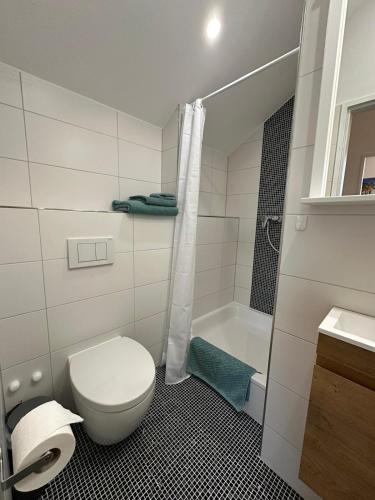 Gästehaus Bützfleth, Rad-Hotel, Arbeit & Privat, Bed & Breakfast, Mitten am Elb-Rad-Wanderwegにあるバスルーム