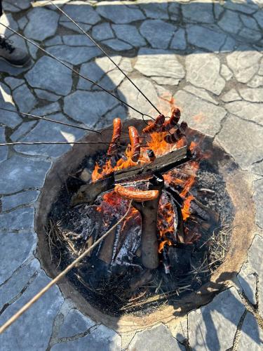 a fire pit with a bunch of food on it at Siedlisko Pozorty in Pozorty