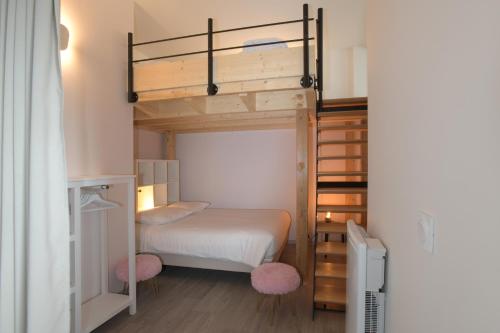 - une petite chambre avec des lits superposés et une échelle dans l'établissement Au Cheval Blanc - Appartement Familial 6P Parking privé proche Colmar Centre, à Colmar