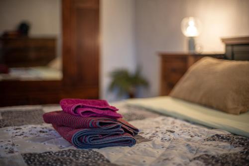 a pile of towels sitting on top of a bed at Andrea‘s Nido in Castel del Piano