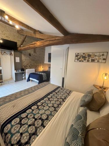 Un dormitorio con una cama grande en una habitación. en Au Petit Bignon, en Les Épesses
