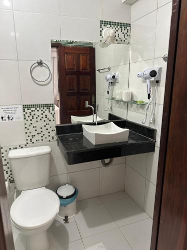 a bathroom with a toilet and a sink at Pousada Maramar/terceira praia MSP in Morro de São Paulo