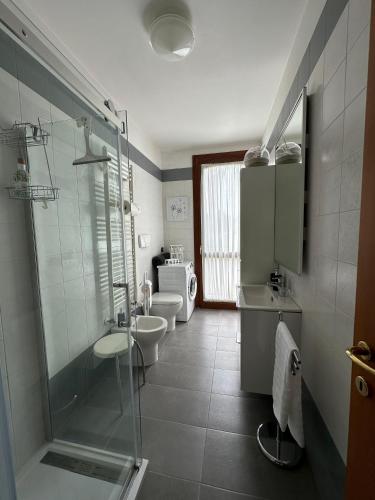 a bathroom with two sinks and a shower and a toilet at Residence Il Mulino - 25 minutes from Venice in Mira