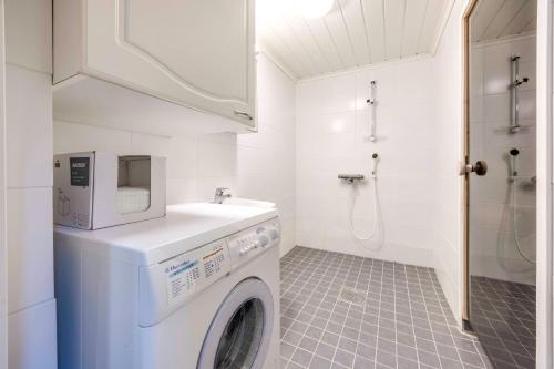 a washing machine in a bathroom with a sink at Lomahuoneisto Karkelopirtti 2 B in Himos