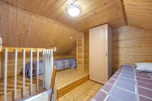a log cabin bedroom with a bed and a closet at Lomahuoneisto Karkelopirtti 2 B in Himos