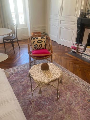 - un salon avec une chaise et un tabouret dans l'établissement Superbe T1bis Lyon centre, à Lyon