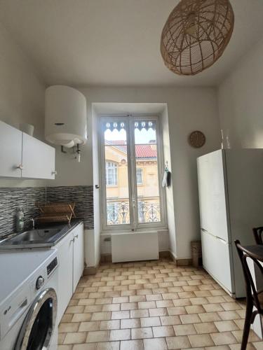 Il comprend une cuisine équipée d'un évier et d'un réfrigérateur. dans l'établissement Superbe T1bis Lyon centre, à Lyon