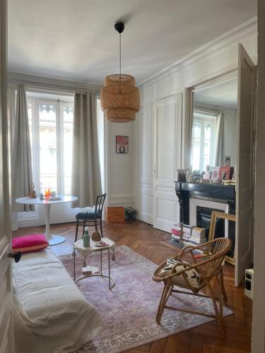 un salon avec un canapé et une table dans l'établissement Superbe T1bis Lyon centre, à Lyon