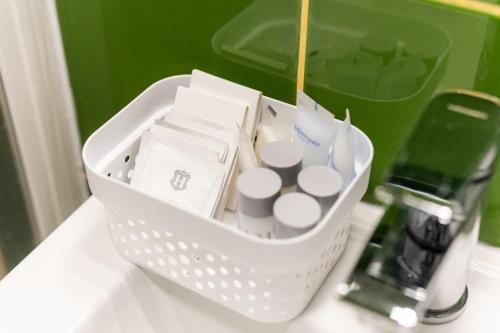 a white basket sitting on a counter with a blender at Sobe za odmor Ema in Bilje
