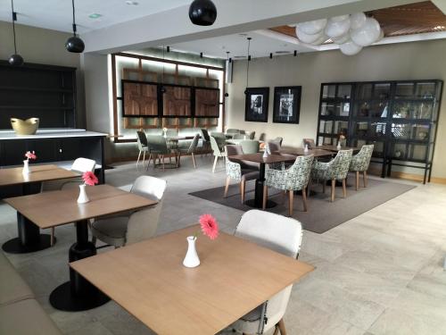 a restaurant with wooden tables and chairs and tablesktop at Hotel Torre Del Conde in San Sebastián de la Gomera
