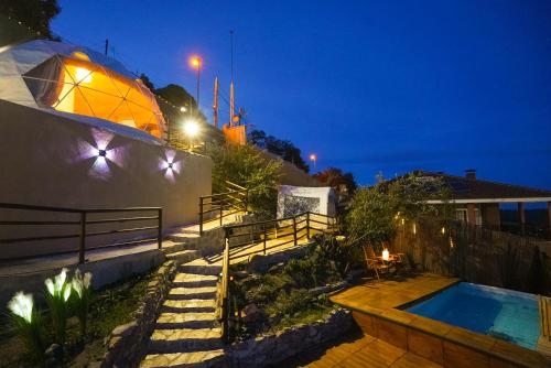 Bazén v ubytování AAA View Private Terrace Outdoor Heated Hot Tub Family Fun nebo v jeho okolí
