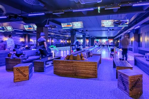 a bowling alley with people playing a game at Lomahuoneisto Karkelopirtti 2 B in Himos
