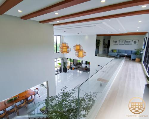 Ruang duduk di The Modern Lake House