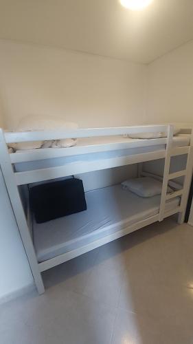 une chambre avec deux lits superposés dans une pièce dans l'établissement Studio cabine climatisé sur l'île des pêcheurs, au Cap d'Agde