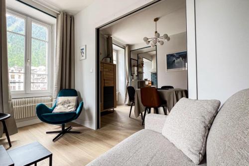 un salon avec un canapé et une chaise dans l'établissement Spacious T2 in the heart of Chamonix, à Chamonix-Mont-Blanc