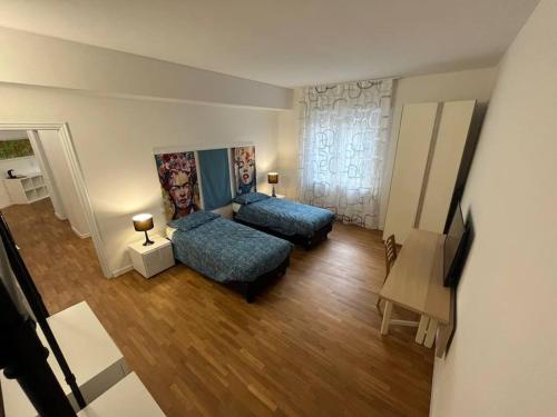 a small bedroom with two beds and a table at Appartamento spazioso in centro in Piacenza