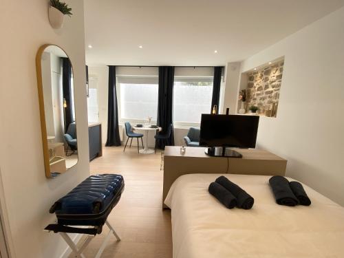 - une chambre avec 2 lits, une télévision et un bureau dans l'établissement L'ESCALE DOREE, Centre-ville et gare à pied, à Vannes