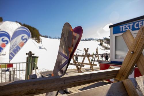 a pair of snow skis sitting on a wooden rail at Lomahuoneisto Karkelopirtti 2 B in Himos