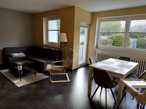 een woonkamer met een zwarte bank en een tafel bij Naturfreude Bad Harzburg in Bad Harzburg