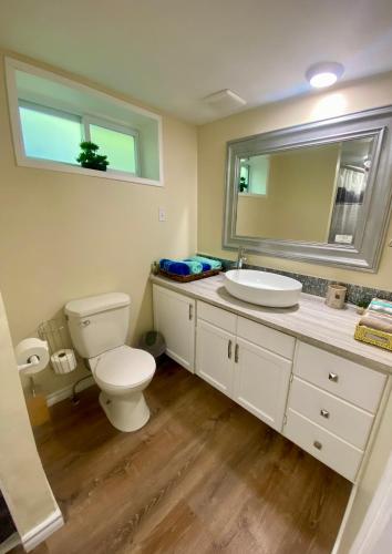 Ένα μπάνιο στο Cobourg Country Home - 10 Minutes From Cobourg Beach!