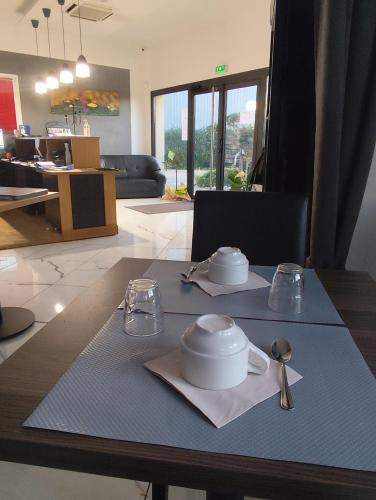 d'une table avec une assiette de nourriture au-dessus dans l'établissement Appart'hotel Residella House Room & Kitchen Avignon Le Pontet, au Pontet