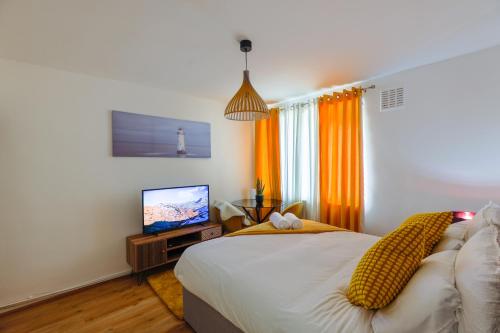 Μια τηλεόραση ή/και κέντρο ψυχαγωγίας στο Opulent Heights
