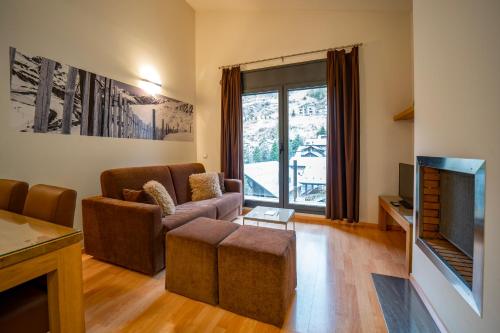 a living room with a couch and a tv at Apartaments Superior in El Tarter