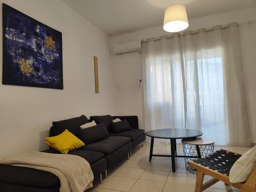 una sala de estar con un sofá y una mesa en 2 bedroom Maissonate in tourist are, en Limassol