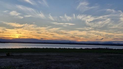 un ciel nuageux au-dessus d'une masse d'eau dans l'établissement Mobil home 6 à 8 personnes SANS Fun Pass, à Canet