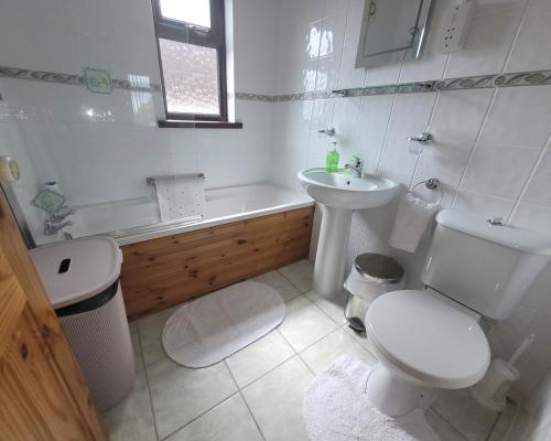ein Badezimmer mit Toilette, Waschbecken und Badewanne in der Unterkunft Drumgart Self Catering Cottage in Carrickfergus