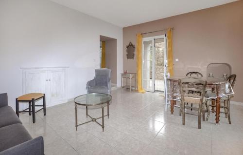 un salon avec une table et des chaises dans l'établissement 1 Bedroom Lovely Apartment In Vivario, à Vivario