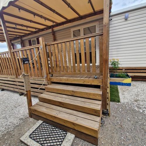 Un escalier en bois mène à une maison. dans l'établissement Mobil home 6 à 8 personnes SANS Fun Pass, à Canet