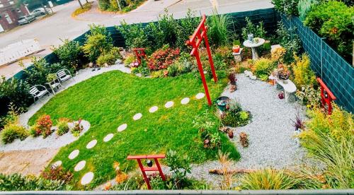 an aerial view of a miniature garden with a yard at Uni-nähe Unterkunft mit Garten in Bochum