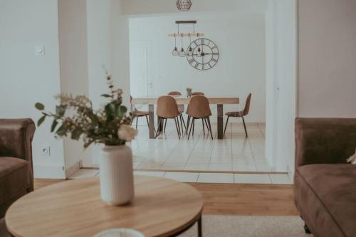 un salon avec une table et des chaises et une salle à manger dans l'établissement Grande Maison tout confort au Coeur de Nogent, à Nogent-sur-Seine