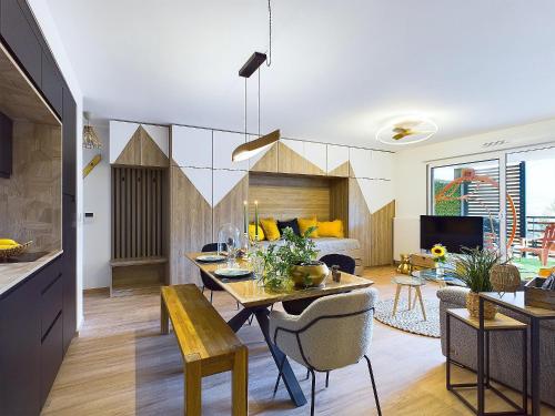 un salon avec une table à manger et un salon dans l'établissement Panorama MontBlanc, à Domancy