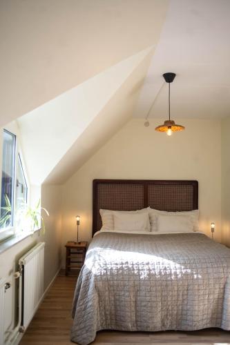 a bedroom with a large bed in a attic at Townhouse mitt i centrala Malmö in Malmö