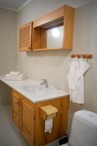 a bathroom with a sink and a toilet at Townhouse mitt i centrala Malmö in Malmö