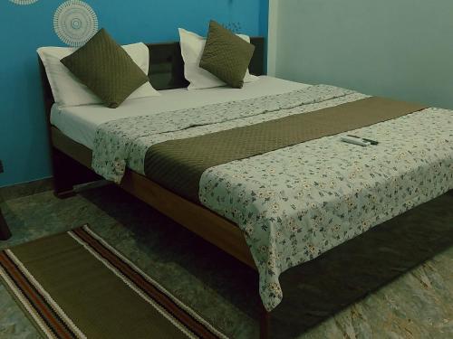 Postel nebo postele na pokoji v ubytování Krishna ji paying guest house