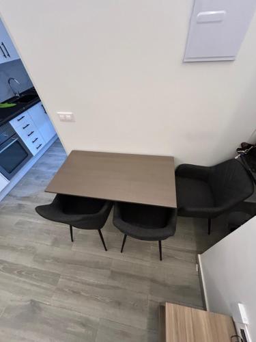 a table and two black chairs in a room at Luxury Sweet home in El Prat de Llobregat