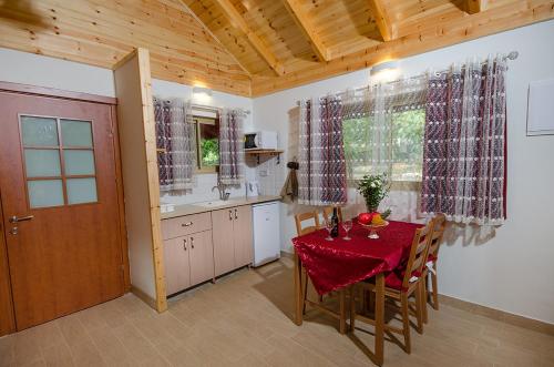Kuchyň nebo kuchyňský kout v ubytování The Wooden Rose Cabins