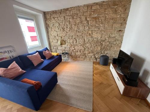 Televisyen dan/atau pusat hiburan di Artsy und Cosy nahe Norvatis Campus in Basel St Johann