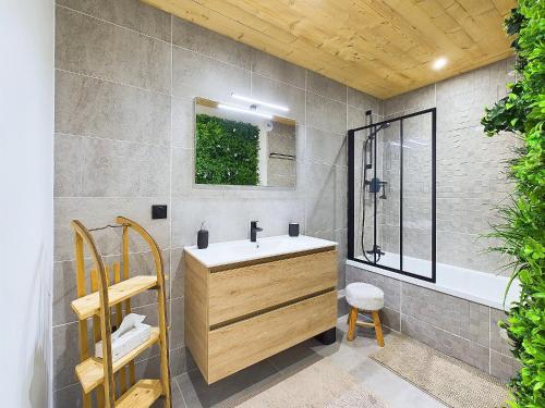 une salle de bain avec un lavabo, une douche et une baignoire dans l'établissement Panorama MontBlanc, à Domancy