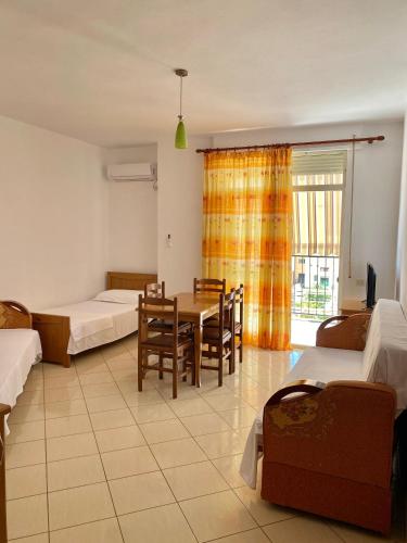 una stanza con due letti e un tavolo con sedie di Seaside Bliss 3 a Golem