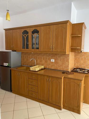 una cucina con mobili in legno e un lavello di Seaside Bliss 3 a Golem