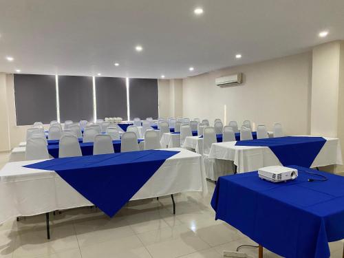 a room with blue and white tables and chairs at Paris FC Express in Poza Rica de Hidalgo