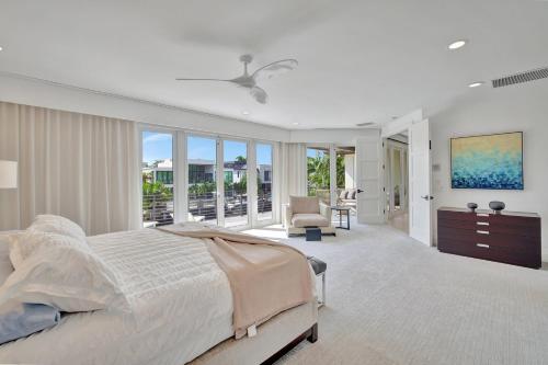 Un dormitorio con una cama grande y un balcón. en Elegant Waterfront Estate 6BR- 6.5BA, en Fort Lauderdale